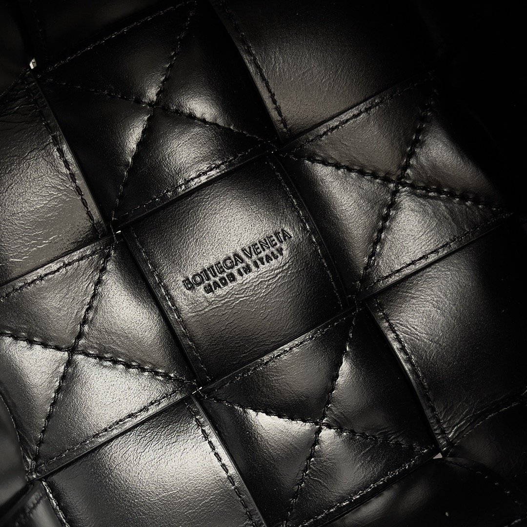 B0tt*ga Ven*ta Small Cassette Bucket Bag Black, For Women, Women’s Bags 7.1in/18cm 717187V2FY38425