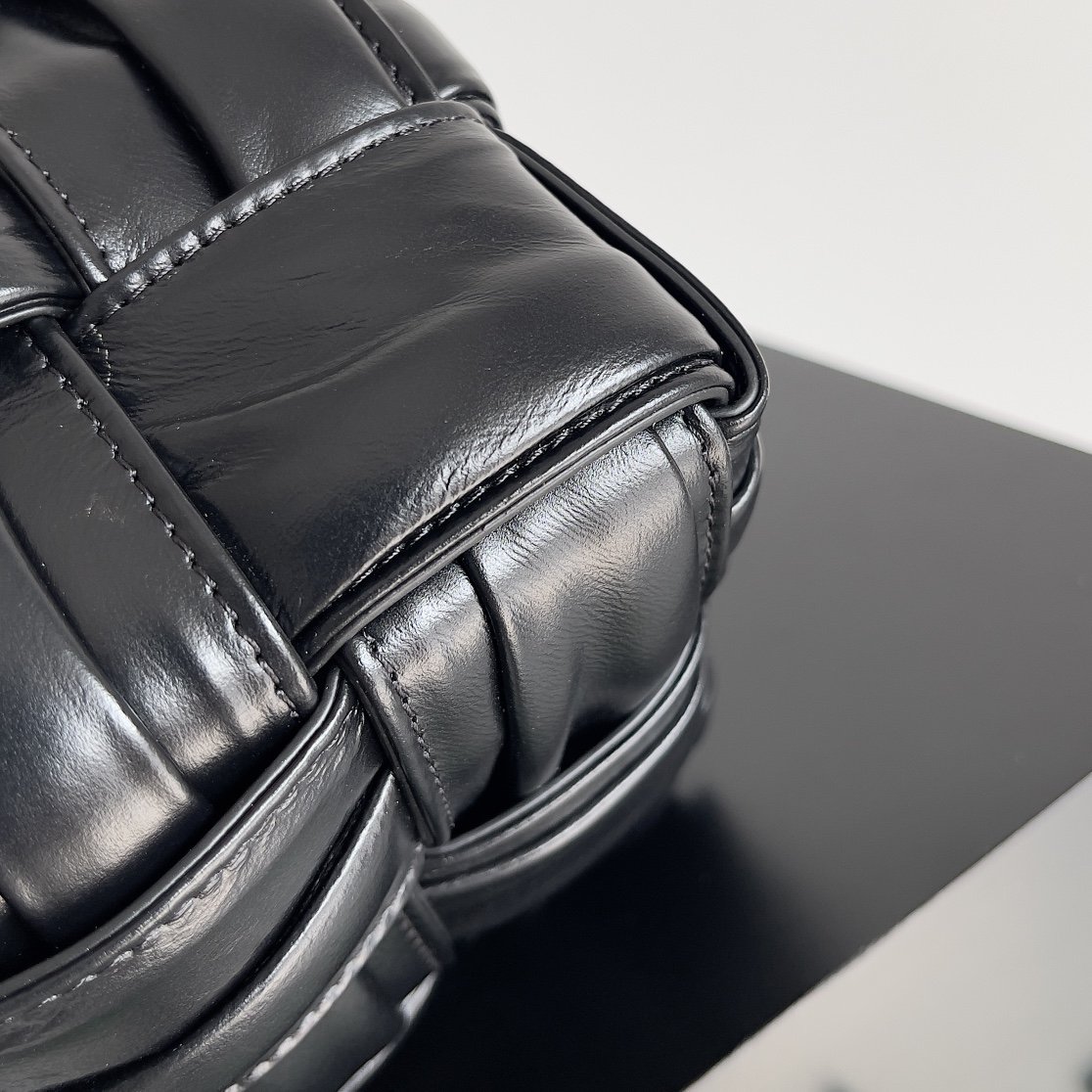 B0tt*ga Ven*ta Small Cassette Bucket Bag Black, For Women, Women’s Bags 7.1in/18cm 717187V2FY38425