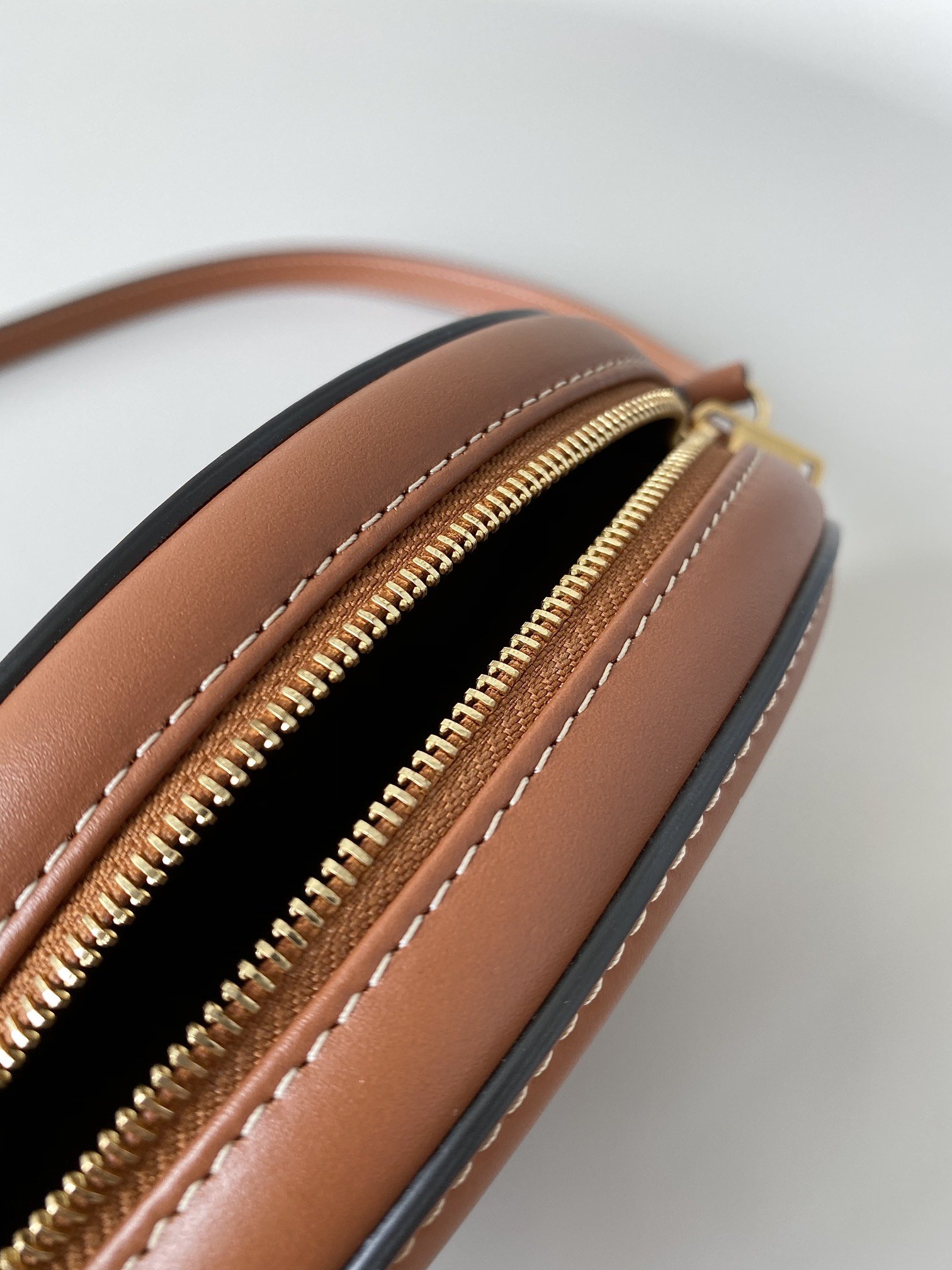 Ce1i*e Crossbody Oval Purse Cuir Triomphe Brown For Women 6in/16cm 10I703DPQ.04LU